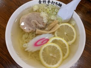 青竹手打ち麵藤谷の１番人気塩レモンラーメン