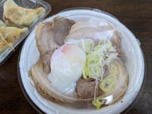 青竹手打ち麵藤谷のテイクアウト温玉チャーシュー丼