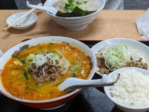 青ネギラーメン太七のねぎみそラーメンともつ焼きとご飯のセットメニューー