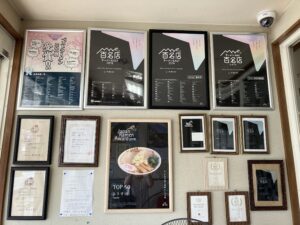 麵屋ようすけの入り口にある食べログでベストラーメン2012・2013・2014と3年連続受賞など飾ってある写真