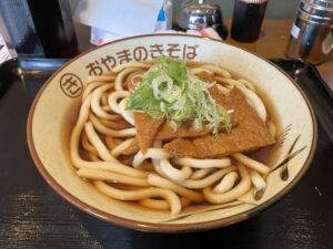 おやまのきそば足利市駅前のきつねうどん